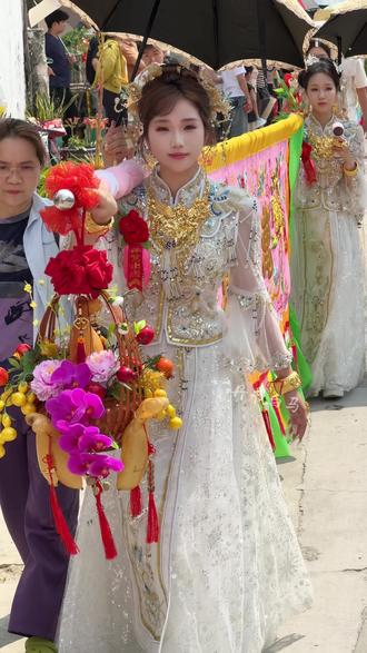 丙午年井都平湖西1号女标旗 - 香港求学姐妹花归乡扛标旗,旗头挂百万鱼胶身着黄金首饰名副其实的千金小姐姐#潮汕营标旗 #标旗美女 #潮汕女孩 #记录身边的传统文化 #拍摄现场