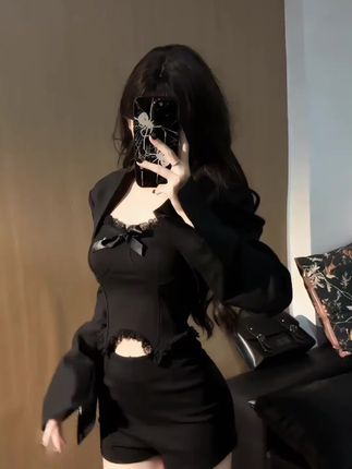 iqcq纯欲风短款黑色西装修身蕾丝抹胸上衣辣妹显瘦蓬蓬裙高腰短裤#辣妹#修身#西装#显瘦#蓬蓬裙