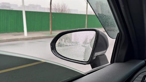 比亚迪秦plus雨天如何开启后视镜加热功能?#比亚迪 #秦plus #后视镜加热 #比亚迪后视镜加热 #雨天开车注意安全