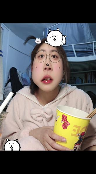 #福鹿家鲜啤 #鹿晗代言#巧克力可可牛奶世涛#鲜啤
说实话,我喝了大概有6年的酒了,但是真的,巧克力这杯真的超级难喝,然后我买了大概有27斤的酒。就是视频里面展示出来的杯子,其中还有4,5杯,我已经是在路上喝完杯子扔了的,我真的没招了。全部都是普卡。还有一个视频下期见。巧克力这杯喝完,我已经脸红了。因为在这杯之前,我已经喝了两杯了。是德式小麦和青苹果的,我真的没招了。。。