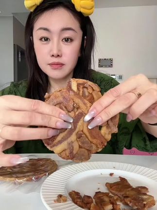 馋老婆们赶紧来吃二八条香酥脆的脂渣饼子喽@小秦姐,
