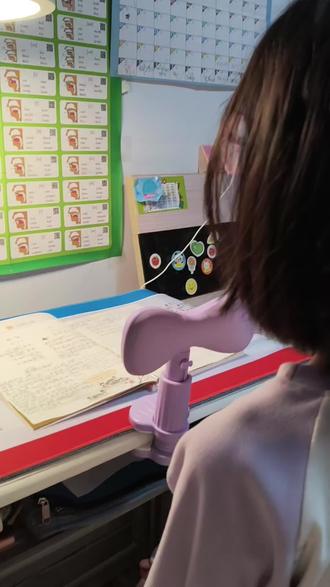 今晚的学习以语文为主:背诵两首古诗大意,背诵课文《燕子》,听写一二课生字。英语做了一篇阅读理解。#学习打卡 #三年级 #背诵