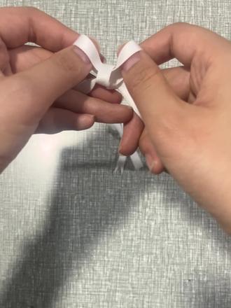 大家是不是看着漂亮标志的蝴蝶结心动🎀,自己却只会像绑鞋带一样绑😭,今天阿淼就跟大家分享一下标志的蝴蝶结是怎么绑的ᶘ ᵒᴥᵒᶅ~#蝴蝶结 #蝴蝶结系法 #手工 #夏天 #装饰品