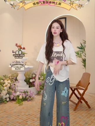 版型宽松的涂鸦牛仔裤,高腰设计拉长身材比例,上身遮肉显瘦,非常适合日常休闲穿搭#牛仔裤 #阔腿裤#百搭裤子