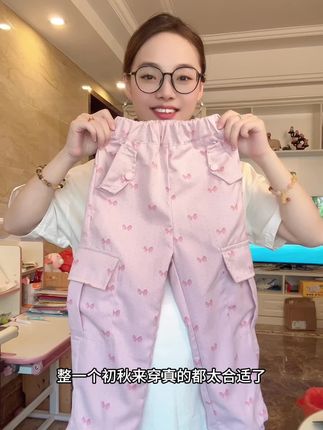 薄薄软软的休闲工装裤~也太适合现在这个不冷不热的天气来穿了~粉粉嫩嫩超甜超酷~巨百搭洋气#品质童装 #女童休闲裤 #软糯亲肤 #女童休闲阔腿裤 #百搭裤子