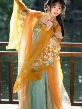 醉花阴【菊花】2025国风大典走秀款十二花神系列重工刺绣汉服女唐制#汉服之美在华夏 #国风古韵 #红色汉服 #汉服妆造