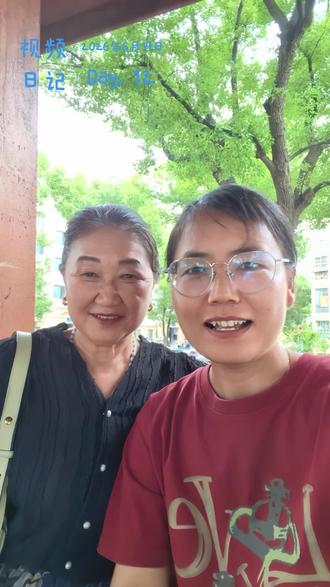 今天是2026年6月19日,周五,阴雨天。今天下午和小清一起看了一部电影《火遮眼》,非常精彩,惊心动魄。
这部电影由谷垣健治执导,谢苗、林科灯、杨恩又领衔主演,已于2026年6月11日在中国大陆上映。
剧情简介:
影片讲述了在东南亚某地,失语的维修工王伟(谢苗 饰)因女儿雨晴(杨恩又 饰)当街被拐而陷入绝境。为了救回女儿,他与一位寻找妻子的记者纳文(林科灯 饰)结成生死同盟,共同对抗一个庞大而残暴的犯罪网络。在这场惊心动魄的营救行动中,不仅有激烈的街头混战和拳拳到肉的室内死斗,父女二人也在各自的战场上展开自救,真相直指背后更黑暗的势力。
核心看点:
- 硬核动作场面 :作为曾参与《九龙城寨之围城》、《导火线》等经典动作片的动作指导,谷垣健治在本片中坚持实拍,几乎没有使用替身和特效,致力于还原最真实、最暴力的打斗质感。
- 实力派演员阵容 :主演谢苗此次挑战全程无台词的角色,凭借眼神和肢体语言演绎一位父亲的疯狂与坚韧。此外,影片还汇集了印尼国宝级武术大师雅彦·鲁伊安、前印尼柔道国家队选手林科灯等多位实战派高手。