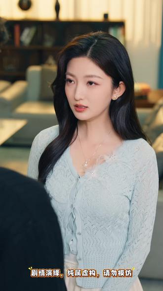 #离婚后,薄太太狂掉N个大神马甲 离婚后的阮苏不再伪装,一个个惊人身份接连浮出水面。她是万众瞩目的高考状元,是妙手回春的天才医生,也是令同行忌惮的黑客大神。不仅如此,擂台上她是所向披靡的地下拳王,舞台上又是技艺卓绝的乐坛大师。曾经轻视她的薄行止,一次次被她的实力震撼,内心掀起巨大波澜。