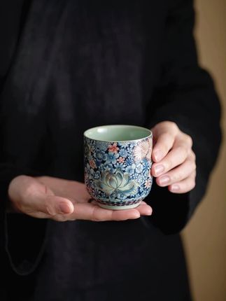 看多少眼都会心动的青花万花杯👀 繁花似锦,汝窑茶杯 青花万花,繁花盛开,清雅灵动。 掐丝贴花工艺,让有的花微微泛着金色光泽, 简直美炸了! 喝茶间,能感受到中式美学的魅力, 让人陶醉其中#国风 #器物之美 #茶器之美 #茶具 #中式生活美学