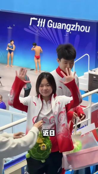 栩栩如生!广州一学校为全红婵立雕像,还原度很高,连嘴角小痣都有!#全红婵 #刘诗雯 #陈艾森 #张雁全