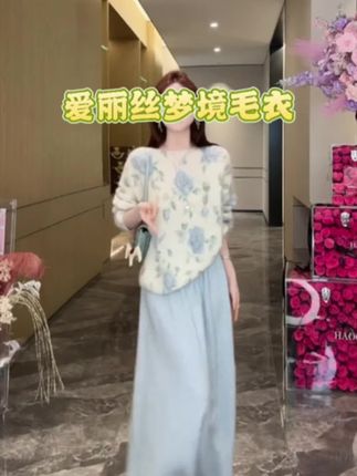 清冷感毛衣,时尚重工!羊毛➕幼马海毛,非常非常非常软,不扎可以直接穿,玫瑰图案➕亮片,设计感满满,搭配短裙大衣,清冷感十足!#清冷感毛衣 #初秋穿搭 #毛衣松弛感随性穿搭 #流光机能风穿搭太有生命力了
