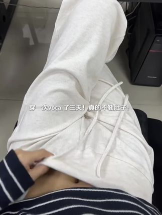 宽腰的糯米裤真的是我秋天的神啊!!!#街拍时尚穿搭 #阔腿裤下的腿 #今日穿搭 #单品分享 #分享穿搭