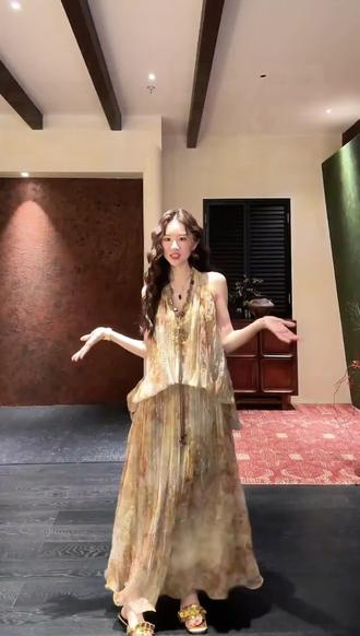三吉黑花【惊鸿客】绣花炒色压皱挂脖连衣裙 #挂脖连衣裙 #度假风连衣裙 #一键切换度假穿搭 #夏日穿搭显贵技巧 #预热夏日生命力穿搭