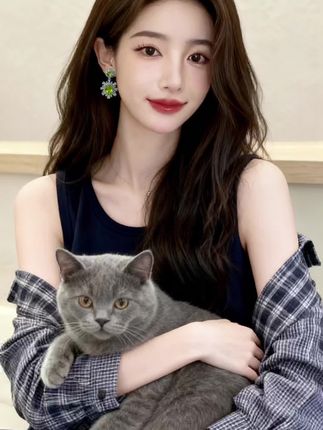 💎橄榄石耳饰+萌猫,温柔氛围感拉满! 家人们,谁能拒绝被这样的温柔击中! 深邃的藏蓝色无袖上衣,简约又显气质,随意搭一件格纹衬衫,慵懒感就出来了。吸睛的还得是这对绿宝石橄榄石耳饰, 翠绿的宝石搭配闪耀碎钻,精致得恰到好处。 怀里抱着软萌的蓝猫,眼神都变得好温柔,一整个氛围感狠狠拿捏,这谁看了不心动呀! #橄榄石 #天然宝石 #彩色宝石 #耳饰 #天然晶石