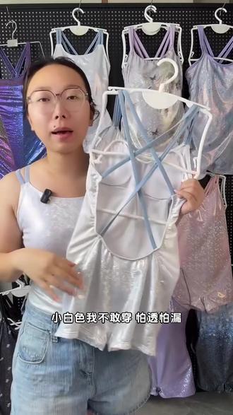想在泳池变焦点?这件泳衣显瘦又高级! 穿上它去游泳馆或度假温泉,遮肚肉效果绝了,专业又有高级感,轻松成为全场亮点~