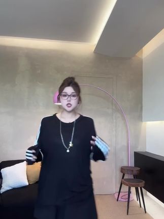 条纹织带显得人很有筋骨感#藏肉显瘦穿搭 #微胖穿搭分享 #穿搭小心机 #条纹衫 #破洞设计