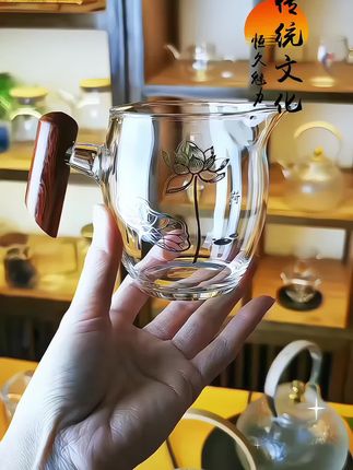 茶沉茶浮皆滋味,杯空杯满俱人生。 茶遇沸水方舒展,杯以空怀纳芬芳。 茶苦回甘是常态,杯容悲喜即生涯。 茶尽香存留心间,杯空方能续新欢。 茶映岁月淡与浓,杯载人生沉与浮。#公道杯 #公道杯分茶器 #茶杯 #玻璃公道杯 #品茶