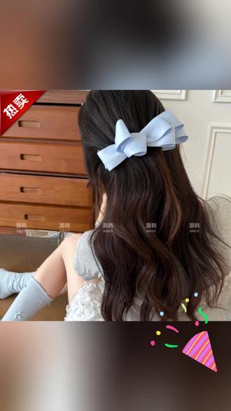 粉色洋装~韩国设计款多层缎面蝴蝶结香蕉夹甜美后脑勺高马尾夹#高马尾夹 #高马尾夹子 #高马尾夹抓夹 #蝴蝶结发夹 #缎面蝴蝶结香蕉夹