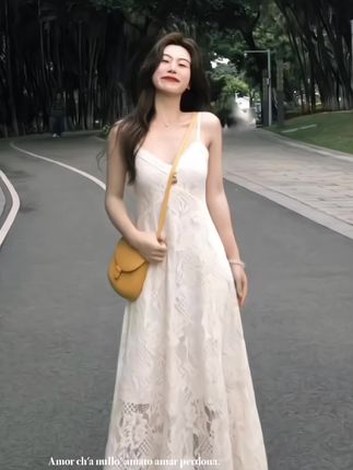 姐妹们,这套真的太温柔了!防晒开衫搭配蕾丝连衣裙两件套,上身一整个甜美又气质,宽松版型遮肉显瘦,简直是肉肉女生的天菜!面料舒适透气,特别适合夏天穿,无论是约会、逛街还是通勤都超级合适。这么好看的衣服,一定要买回去试试,让你在这个夏天成为最亮眼的存在,更显女人味!#女生拍照姿势 #白色连衣裙 #度假穿搭 #爱了爱了 #优雅气质