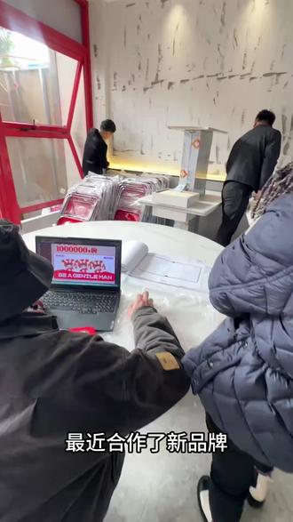 泉州龙虾“扛把子”升级啦?全案设计复盘大揭秘!
我们为亮仔打造的全案包含:
✅ IP形象打造(亮仔)
✅ 空间色系规划(红黑工业风)
✅ 品牌故事与口号
✅ 物料应用落地
十年专注只做活虾,设计让品牌更值钱!
现在咨询,免费为你诊断品牌短板#小龙虾设计 #亮仔小龙虾#餐饮全案 #IP设计 #餐饮创业