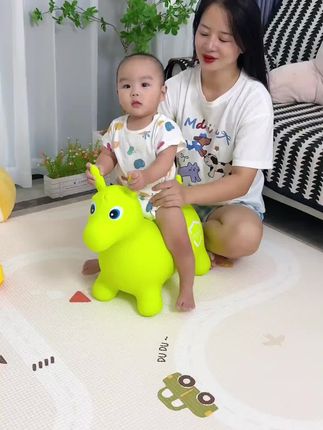 8个月的宝宝就可以玩跳跳马了,宝宝每天在家玩的可嗨了,增加了运动量,还锻炼了平衡能力,睡觉总是哼哼唧唧的一定要试试#跳跳马 #平衡训练