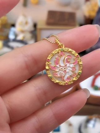 周西西珠宝18K贝壳凤九吊坠,国潮设计超精美!粉色系温柔雅致,自带 送妈妈、婆婆超合适~质感上乘,戴上优雅又显气质,闭眼入不踩雷!#凤九吊坠#吊坠#国风吊坠#项链#吊坠挂件