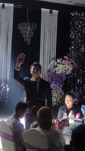 用天外来物迎接新娘入场心!
新娘喜欢薛之谦,于是婚礼当天开场是“天外来物”
,唱到【我开始找你了】新郎向新娘狂奔而去,门打开的那瞬间,他在人声鼎沸中爱她❤️#婚礼现场 #天外来物 #婚礼感动瞬间