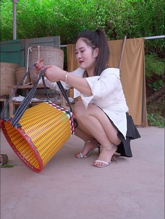 我的小背篓漂亮吗#美女 #农村生活 #户外 #高跟鞋
