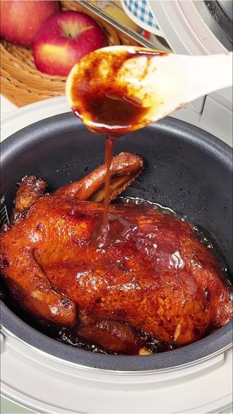 电饭煲胡椒焗鸡!椒香鲜嫩,全程不加一滴水!
做法巨简单!简单到只需要一个电饭煲,一只土鸡,还有一碗灵魂料汁!这样做出来的鸡肉鲜嫩多汁,胡椒的辛香渗进去每一口鸡肉,一口下去香气扑鼻,好吃到小朋友都拒绝不了!
#元宵节 #黑胡椒焗鸡 #电饭煲美食