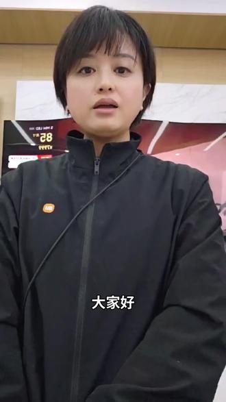 红米Watch 6 智能手表#强烈推荐 #工贸家电唐家墩店
**💥红米Watch6 ,智能手表界超强黑马!💥**
**✨颜值担当**:直角边框+炫彩大屏,AOD息屏显示超酷炫,迷雾蓝、典雅黑…三色可选,时尚感拉满!
**🔋续航王者**:典型使用续航达24天,告别电量焦虑📱,出行必备神器!
**🏃♂️运动达人必备**:150+种运动模式记录,双L1天线精准定位轨迹,助你挑战自我极限!
**💬智能交互新体验**:支持微信快捷回复&碰一碰支付功能;更有小米澎湃OS 3系统加持,互联操控更便捷高效!