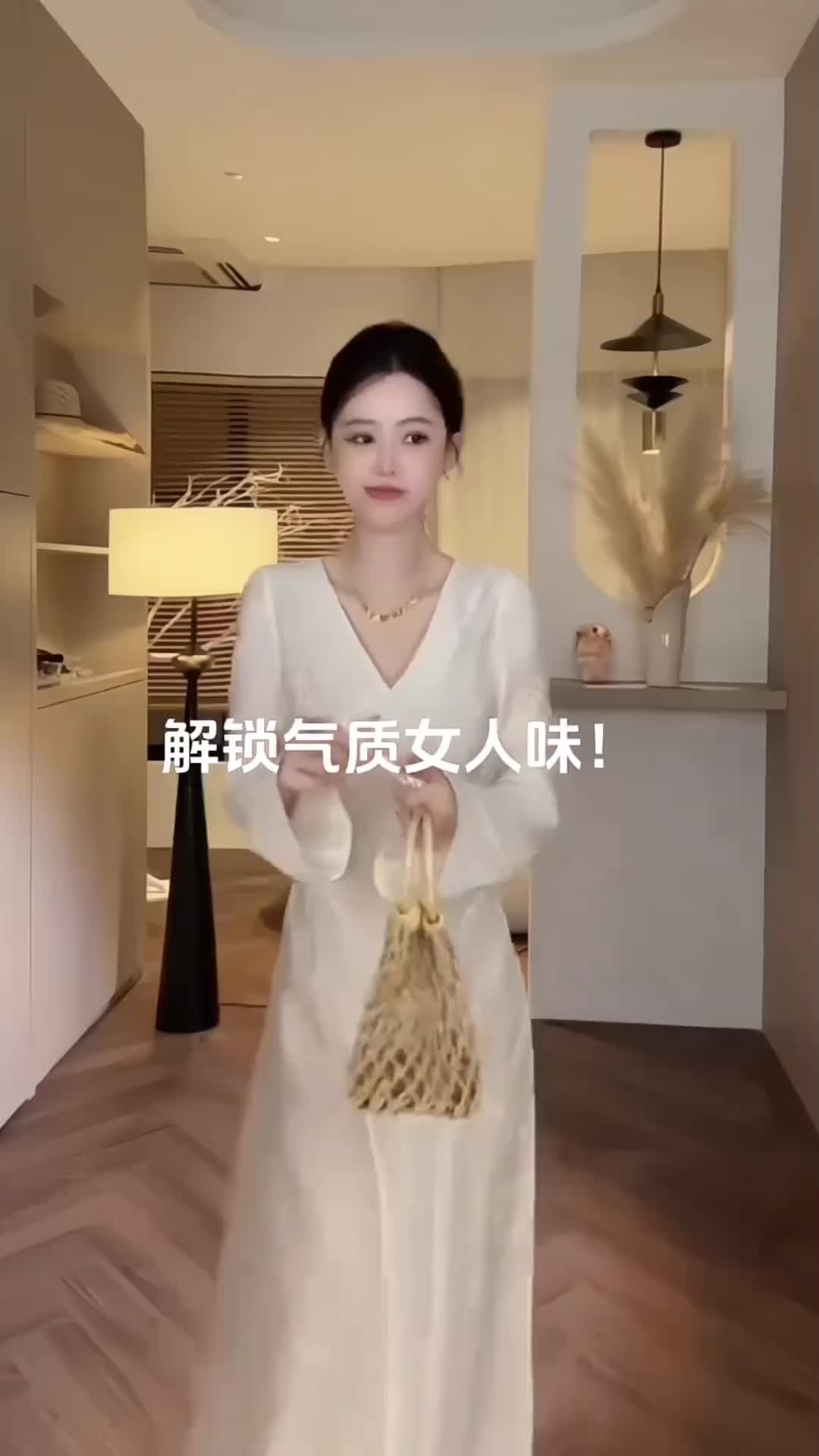 时尚性感百搭修身显身材喇叭袖烫钻连衣裙#气质穿搭 #御姐