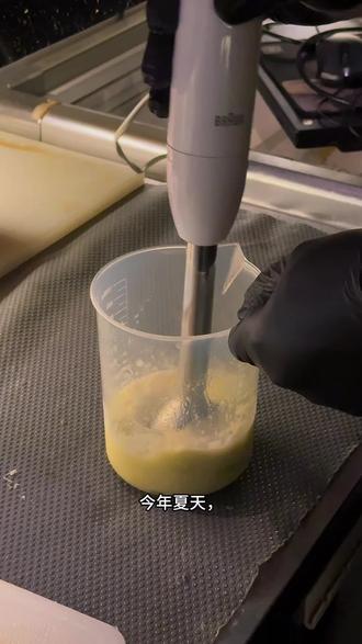 现切新鲜鲜果,现打绵密沙冰果啤,每一口都嚼得到饱满果肉颗粒,果香迸发、冰爽微醺,在搭配king的炙烤牛排,肉香与果香交织,绝🍻#高空酒吧 #53king #果啤 #鸡尾酒吧 #顺德酒吧