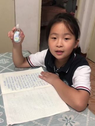 这款修正带真的是太好用了,涂出来的颜色跟纸张颜色差不多,不像以前的修正带涂出来是白色的,显得作业本上有点脏乱 ,视频同款在下方小黄车里有喜欢的去赶快去下单吧 !