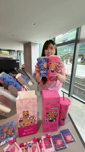 瑞幸Hello Kitty联名!谁还没有拥有!!#Hello苹果甜酷登场 #HelloKitty和她的漂亮苹友#一口冰拿到夏天落地签