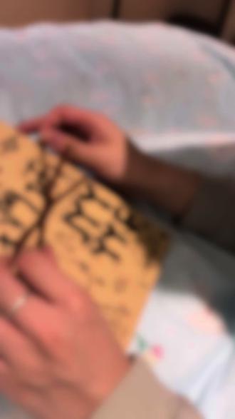 很早以前就在抖音刷到别人制作风琴本 我一直觉得自己制作时会选择放弃 但是我并没有 反而还认真的完成我时常认为这种手工应该送给懂我心意的人 看到他默默流泪 翻看每一页的时候 我就知道我的心意没有白费
希望那一刻他觉得和我在一起很值得尽我所能 让你成为最幸福的人@加综 (由于后面他哭成了小泪人就没有录反面的) #一周年快乐 #纪念日