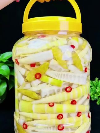 泡椒脆笋,酸辣脆爽到停不下来! 宝子们,这笋我能空口吃半袋!条条嫩黄带点泡椒红,裹着酸辣汤汁,开盖就是冲鼻的鲜辣,混着笋的清香,闻着就直咽口水。  咬一口“咔嚓”脆,酸得清爽辣得够劲,后味还有点回甜。配白粥多喝两碗,追剧时抓一把解馋,拌凉菜放几根,瞬间提味又开胃。#开胃菜 #泡椒脆笋 #脆笋 #泡椒脆笋怎么做 #超便宜超划算