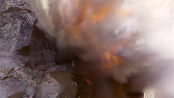 瘸子刚娶了新媳妇
还没来得及洞房花烛
就被炸成了瘫痪