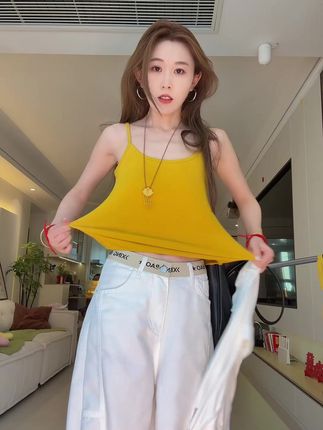 【新品推荐】 2023夏季新款!这款黄色带胸垫吊带女内搭,采用细肩带设计,展现优雅气质。无袖美背设计,尽显性感魅力,是您夏日衣橱的必备之选!#时尚穿搭 #夏季新风尚