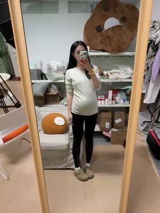 #十月结晶  #10A抗菌  #高弹面料  #无缝环形托腹  #出片穿搭  不容易起小毛球,显瘦无勒感,不像之前那么勒。现在穿上它真的没有任何感觉,外穿打底也非常好看,关键是不易掉裆。
