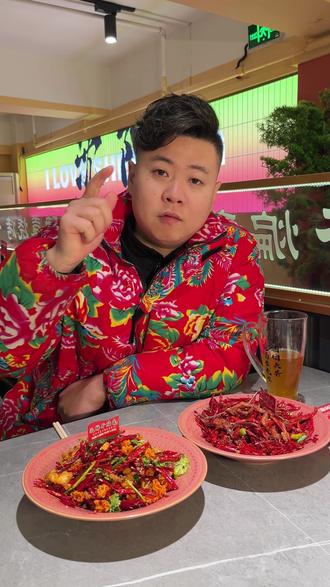 沈阳的一家烧烤店 听说是干煸菜的集合地 女的吃疯了 男的喝蒙了#烧烤#干煸菜#无辣不欢#太好吃了#太香了@DOU+小助手