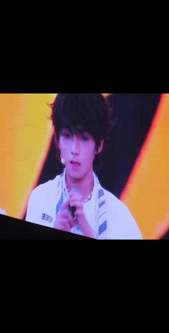 一段来自27号的自我介绍(大屏版)
📝:王橹杰的新年愿望是吃一顿好吃的,在26年充满饱腹感。#王橹杰 #王橹杰魔之八秒 #大屏的神