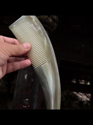 高端牛角梳 御前造的选择标准 一个是顶料 一个是牛角尖 一个是简单大气 一个是要美好的寓意 比如牛气冲天,比如要钻牛角尖也要正知正见正能量 还要满足功能多用比如做刮痧比如按摩穴位 还能满足盘玩 这不是一把普通的梳子