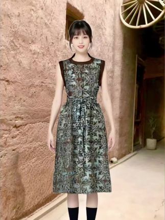 2025夏季新款无袖长裙,垂坠面料自带优雅滤镜,宽松剪裁藏肉显瘦,行走间流动着高级感,轻松hold住各种场合。,#夏日出游包显眼的