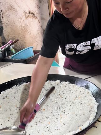 农家手工锅巴是采用传统手工工艺制作而成的美食,通常选用优质的大米或糯米为原料,用农家土灶柴火烘烤,保留了最原始的风味,口感酥脆,米香浓郁。,制作工艺 ,• 传统柴火灶制作:将新米煮成饭,利用灶里残余的火添柴,盖上锅盖烘烤约二十分钟,期间凭借经验掌握火候和时间,使锅巴自然炕干,直至呈现诱人金黄色,散发淡淡焦香。#柴火饭 #民间传统美食 #我的乡村生活 #还是小时候的味道