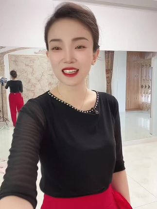 新潮荷叶边中腰直筒裤,面料柔软舒适,透气,修身显瘦,有三种颜色,红色,黑色,白色送运费险