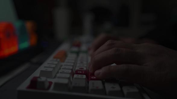 又菜又爱玩的我:爆改DP104键盘,果然有惊有喜啊! 对一个键盘的喜欢,有时候没有任何理由,只要第一眼对上了,就是喜欢,不要犹豫,直接下手,买买买!!但近期TickType似乎内部出现了点矛盾,目前仅仅是管理员一家之言,不好评论。视频是很早之前就录制好了,本不想上传,但辛苦做了好久不舍得丢,最后一次。改装内容:炸虾粒内胆+FR4定位板,SU LAB普洱茶轴,MG彩虹堂游戏机R3 主题键帽