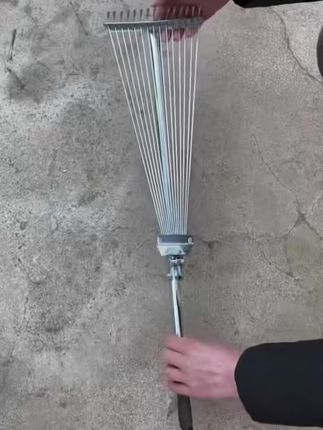 齿密又锋利,搂草轻松不费劲,还能自由调节长度,收纳也不占地方#好物推荐#不锈钢搂草神器