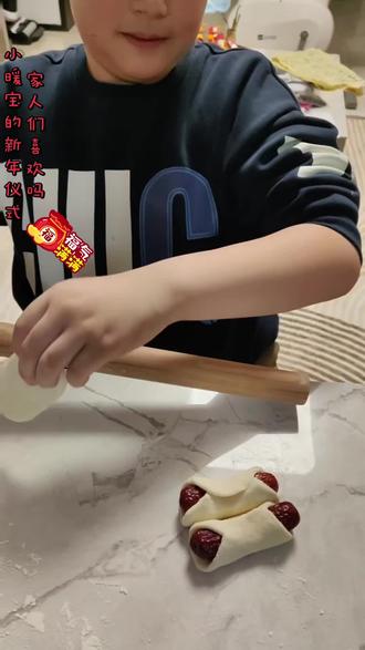 新年第一份甜,是娃亲手蒸的枣花馍
小面团揉一揉,红枣嵌一嵌,小朋友的第一份手工枣花馍出锅咯!歪歪扭扭却满是心意,蒸好的馍馍暄软香甜,这就是童年的年味呀~#真实生活分享计划 #年味 #手工枣山#萌娃日常#传统美食@DOU+小助手