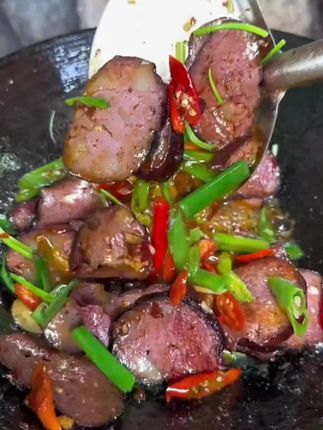 正宗贵州农家烟熏血豆腐,软嫩Q弹,炒蒜苗太香了#贵州血豆腐 #湖南特产 了 #地方特色美食 #家乡的味道 #贵州特产
