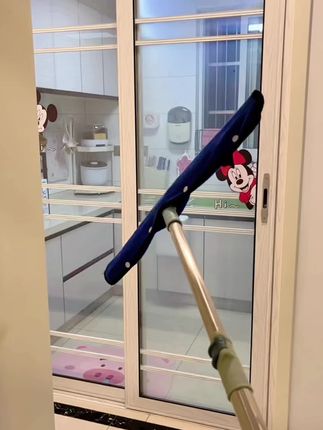 我们女人平时在家里搞卫生,高处总是够不到,清理不干净,就给家里买了这款魔术扫把专用布套,吸水性好,不掉毛,套在魔术上把上,再也不用爬上爬下搞卫生了,哪里脏擦哪里?擦过的地方干净透亮,还不留水印。家里的角角落落都可以清理得很干净。真的太实用了。#魔术扫把专用布套#生活好帮手 #居家必备 #好物推荐🔥
